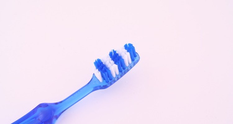 Los cepillos de dientes viejos son útiles para las tareas del hogar.