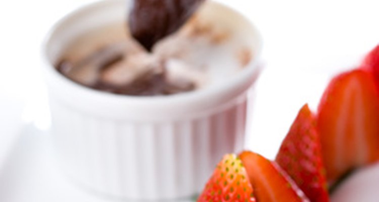 Morangos cobertos com chocolate são rápidos e fáceis de fazer