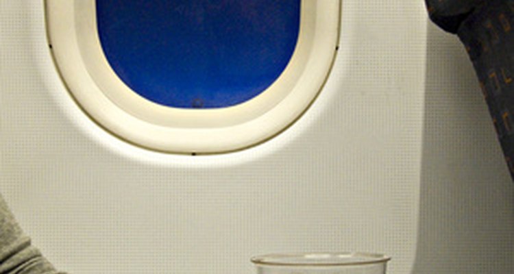 Una azafata de Emirates Airlines sirve a los clientes y responde a emergencias en un vuelo.
