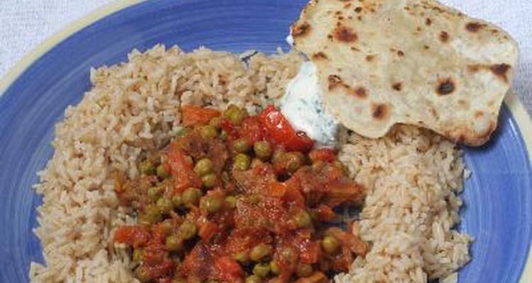 Típica refeição indiana: arroz com curry de vegetais e naan