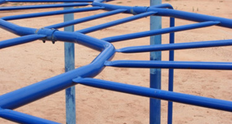 Você pode usar os equipamentos do playground para treinar