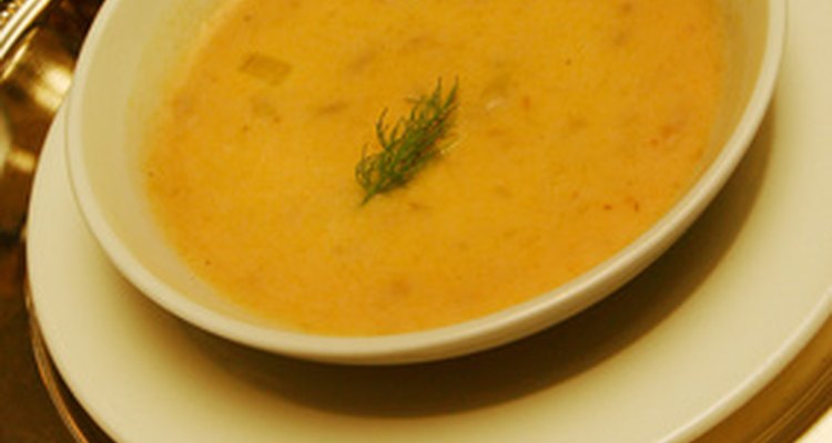 Una sopa de crema con adorno de hierbas.