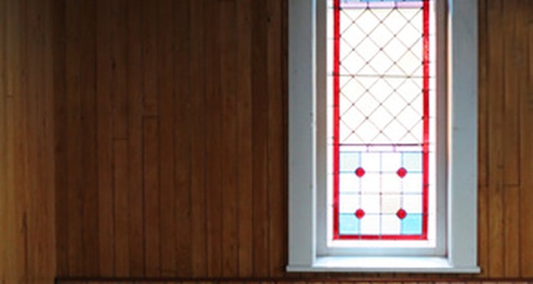 Las ventanas de tipo lanceta son comunes en la arquitectura religiosa.