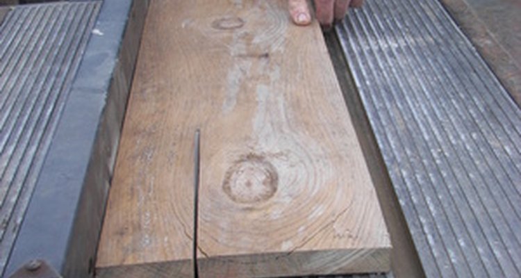 A guia de corte na serra de mesa mantém o material paralelo à lâmina da serra