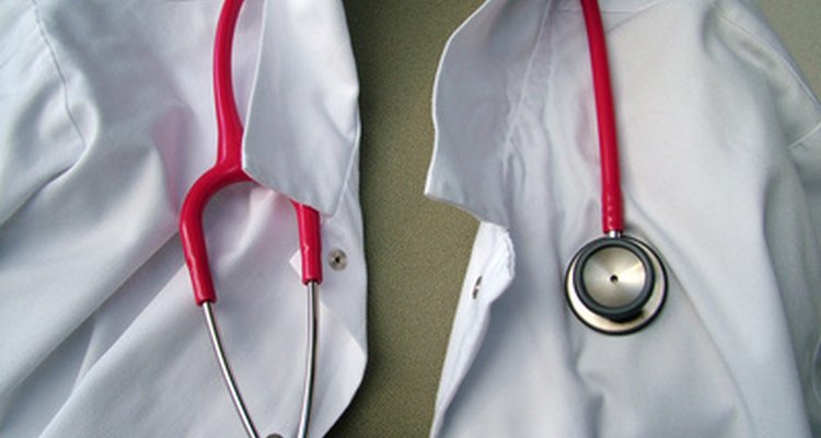 Los médicos reciben pagos como si fueran oficiales y pagos adicionales por especialidades médicas.