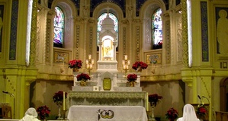 Los ministros de la eucaristía sirven a los sacerdotes y congregaciones Católicas