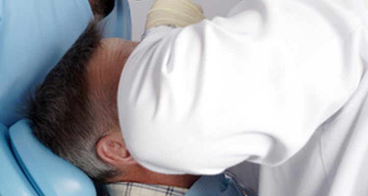 La colocación de una corona dental y la reconstrucción de toda la boca requieren de múltiples visitas al dentista.