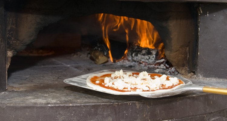 Los hornos de piedra son una opción ideal para hornear la pizza.