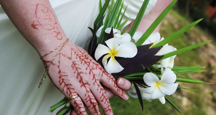 Tinta de henna é usada para criar imagens de curta duração na pele