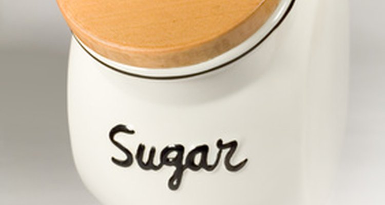 Agregar el azúcar ayuda a que el colorante llegue a los pétalos más rápidamente.