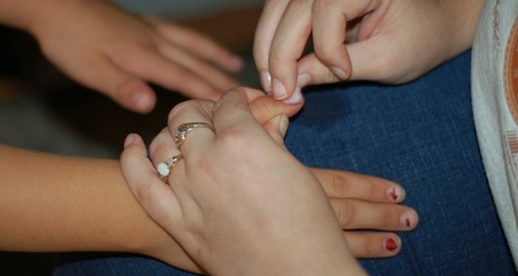 Los juegos de manicura permiten a las niñas consentir a sus amigas.