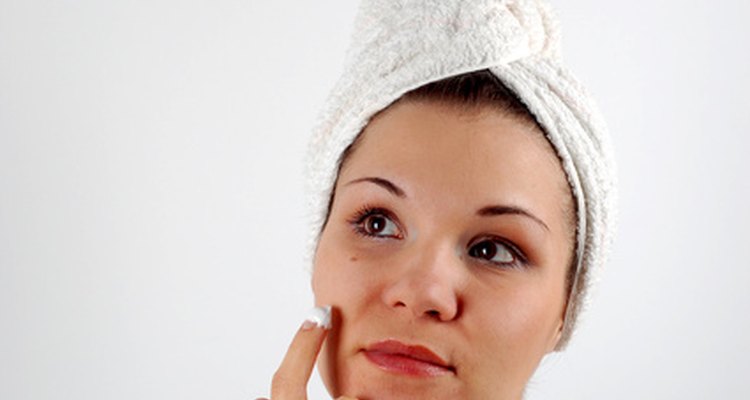 Os cremes de rosto podem conter retinol e palmitato de retinol