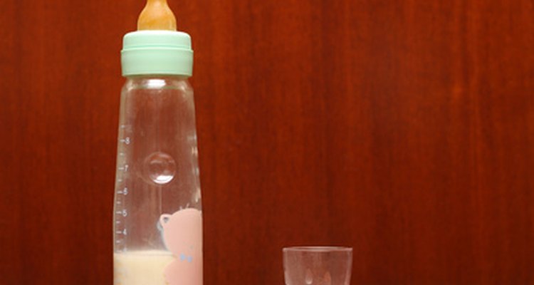 Los recién nacidos alimentados con leche de fórmula comen menos que los recién nacidos alimentados con leche materna.