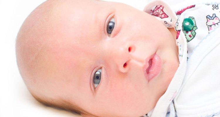 Los ojos de los recién nacidos caucásicos a menudo aparecen de color azul.