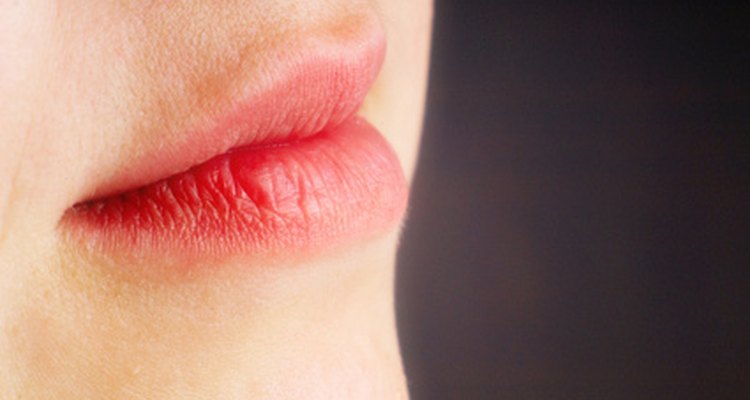 Existen varios remedios caseros que puedes utilizar para tratar la decoloración labial.