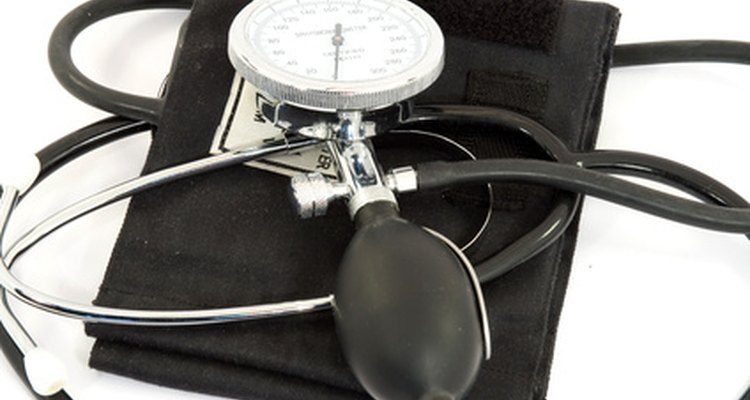 Um esfigmomanômetro, ou medidor de pressão, é usado para medir a pressão sanguínea de uma pessoa