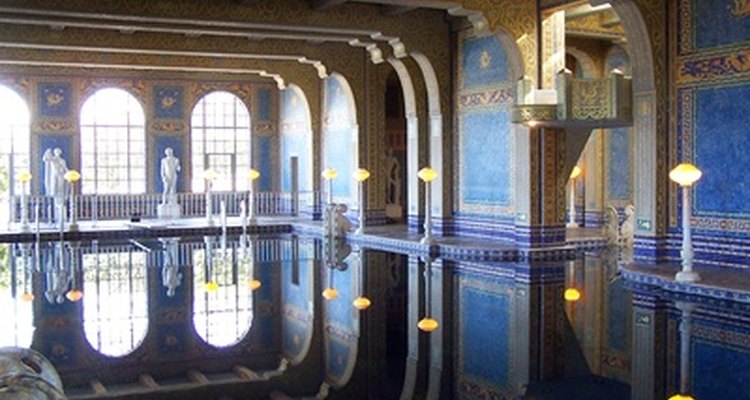 Algunas piscinas de interior presentan una decoración detallada.
