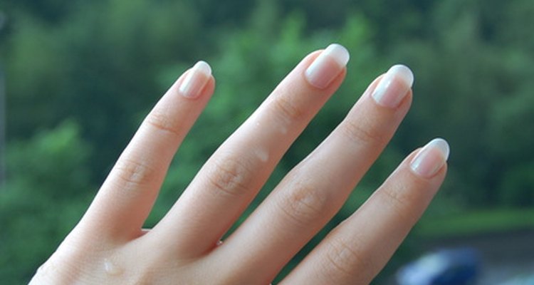 Las uñas blancas bien arregladas te dan un estilo profesional.