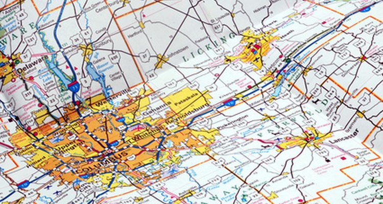 Embrulhe os presentes com mapas reciclados