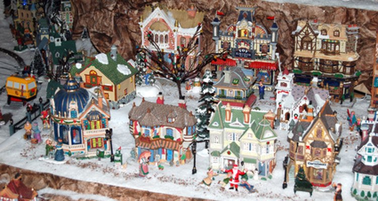 Puedes utilizar figuras pequeñas y luces de colores para darle vida a tu villa navideña.