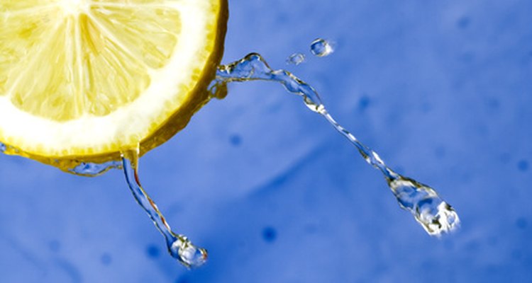 Lave seu cabelo com suco de limão, para purificá-lo