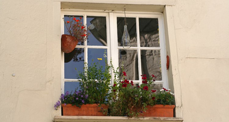 Retire as janelas de alumínio da parede