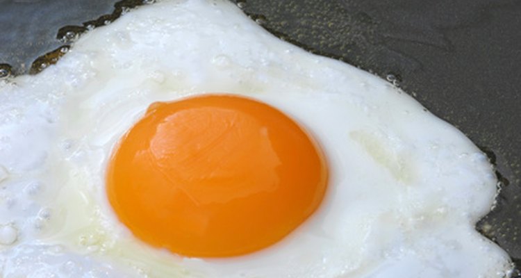 Remova ovo frito de uma frigideira de aço inox Revere