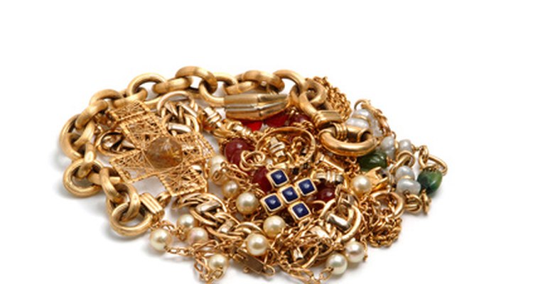 La joyería de moda a menudo está hecha de metales comunes, como latón, que han sido recubiertos de un metal precioso, como el oro.