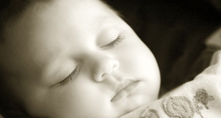 A los seis meses, los bebés por lo general requieren de dos siestas diarias.