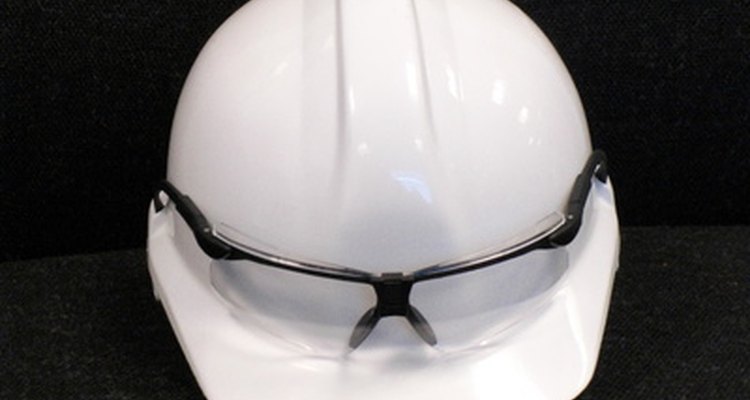 Las gafas de seguridad apropiadas son una parte importante del mantenimiento y reparación doméstica.