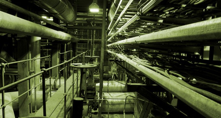 Los enfriadores industriales utilizan un gran recorrido por tuberías aisladas.