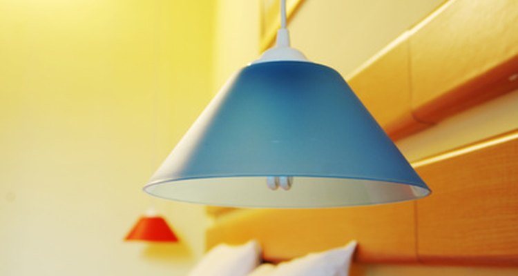 Coloca lámparas libremente alrededor de la habitación para incrementar la luz.