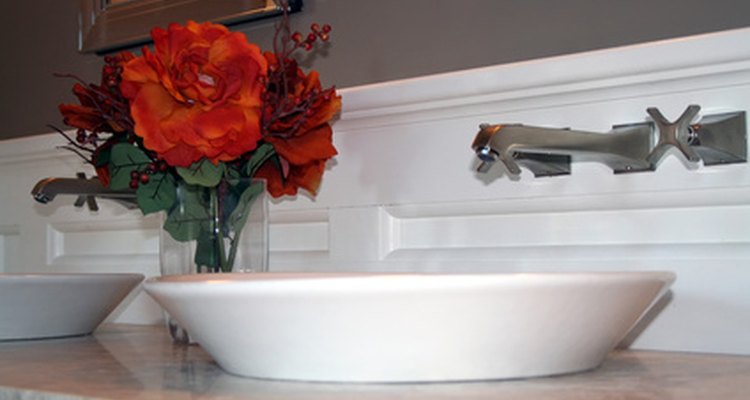 Un lavabo sobre una encimera se apoya en la parte superior o está ligeramente sumergido en el tocador.
