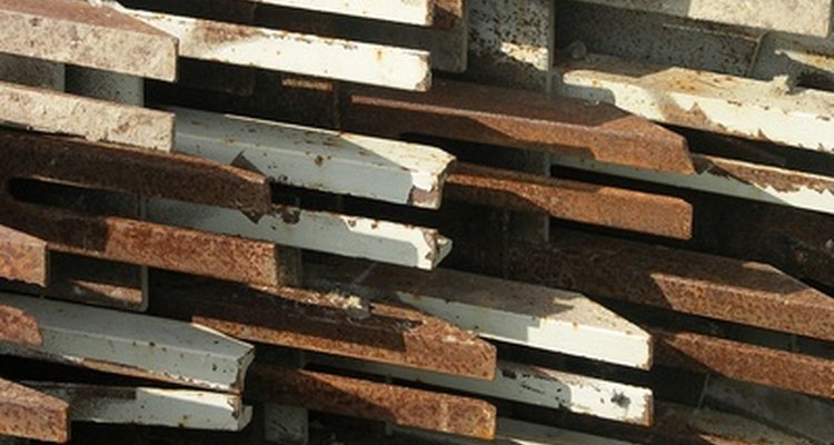 As barras de ferro podem acumular ferrugem e sujeira, necessitando de limpeza