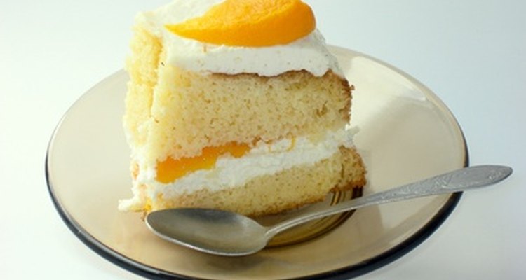 El almíbar puede ser pincelado entre cada capa del pastel para mantenerlo húmedo.