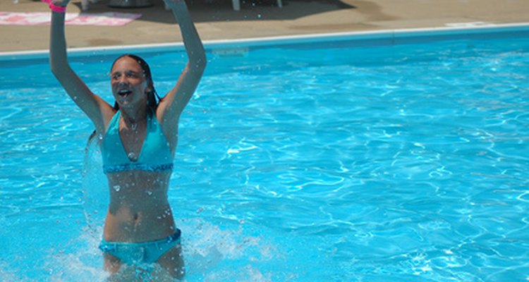 Preparar la piscina con éxito requiere el uso de cloro en la mayoría de los sistemas de la piscina.