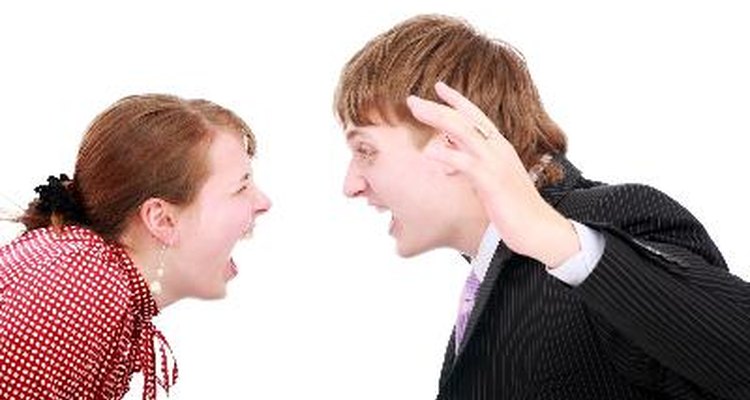 Los insultos, gritos y amenazas son signos de abuso verbal.