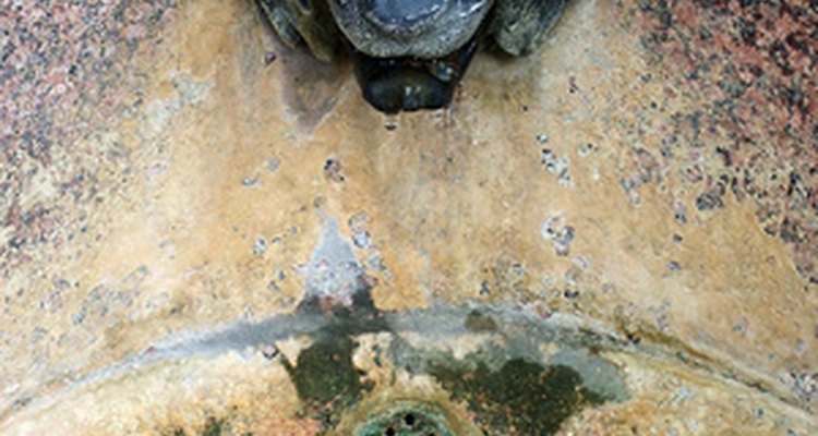 La combinación de agua y piedra agregan un aire teatral a cualquier jardín o terraza.