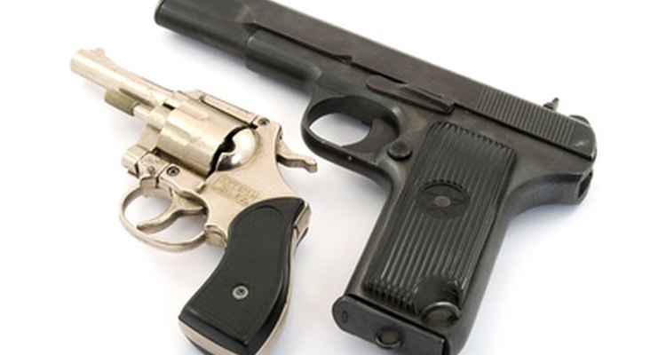 Los armeros trabajan con muchos tipos de armas de fuego.