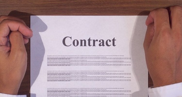 Un contrato es una acuerdo entre dos partes para el intercambio de servicios o productos que es jurídicamente vinculante.
