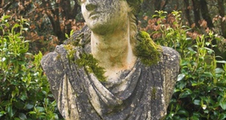 Grow moss on a garden statue with yoghurt.