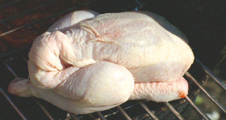 Divida o frango inteiro em cortes e economize dinheiro