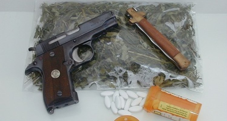 La DEA es responsable de sacar armas y drogas de las calles y derribar a los cárteles y pandillas.