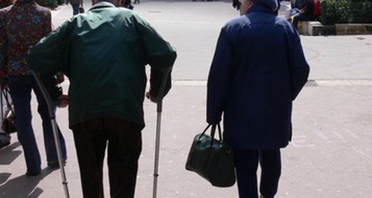 Los terapeutas físicos ayudan a las personas limitadas físicamente a ser más independientes.