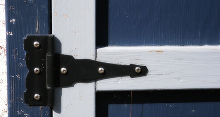 La mayoría de las puertas tienen bisagras de metal que, después de años de uso, chillan o crujen.