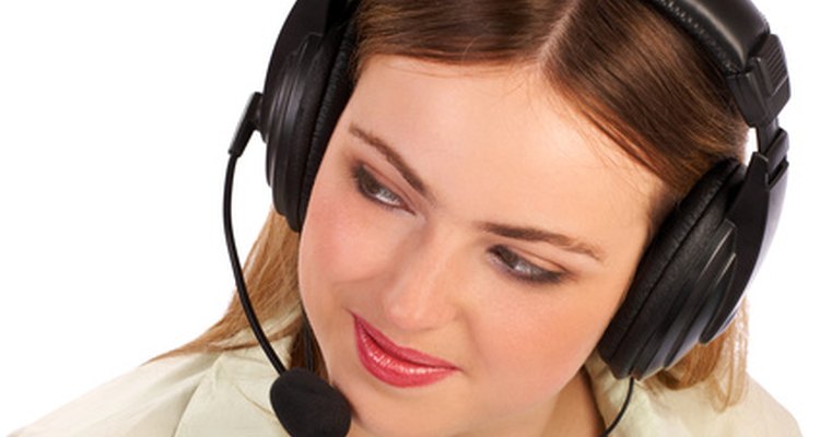El supervisor de un call center se asegura que su personal esté dispuesto a ayudar y sea amigable.