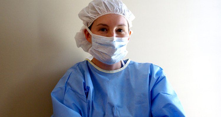 Algunas enfermeras de quirófano son enfermeras instrumentistas que trabajan con equipos quirúrgicos.
