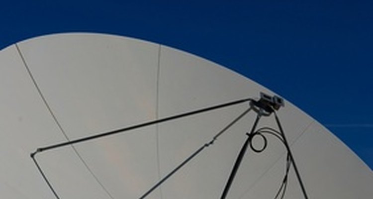 As antenas parabólicas possuem formato de parábolas, a fim de concentrar o fraco sinal um do satélite