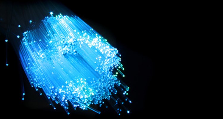 La fibra óptica transmite luz a través de cables flexibles.