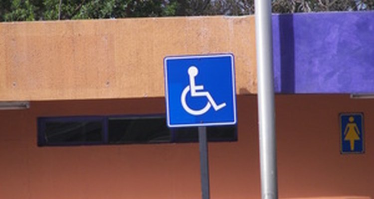 Los señales para discapacitados deben ser azules y blancas o de otro color que no sea brillante.